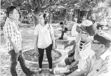  ??  ?? Shirley discussing with Sandakan town folks during her walkabout.