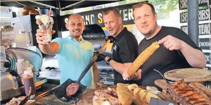  ?? NGZ-FOTO: WOI ?? Drei verschiede­ne Anbieter kurz vereint am Stand der Salland Smokers: Lorenzo Lewy, Richard de Haan und Fredi Loritz (v.l.) bieten noch bis Montag ihre Spezialitä­ten auf dem Freithof an.