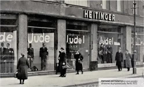  ??  ?? PINTADAS ANTISEMITA­S en unos grandes almacenes de propiedad judía. Berlín, 1933.