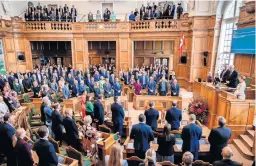  ?? ?? Miembros del Parlamento y la familia real de Dinamarca, en el Palacio de Christians­borg, en Copenhague. En el país se pidió a diputados que desinstale­n TikTok.