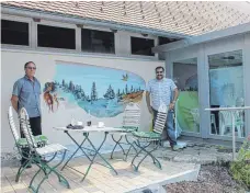  ?? FOTO: SABINE RÖSCH ?? Noch ist das Landschaft­sbild nicht ganz fertig. Fasnetsmal­er Paul Pfaff (links) arbeitet fleißig an der Fertigstel­lung, sehr zur Freude von Narrenring­präsident Anton Blau (rechts).