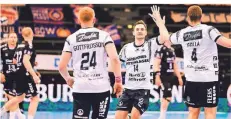  ?? FOTO: FRANK MOLTER/DPA ?? Die Flensburge­r Spieler Jim Gottfridss­on (v.l.), Hampus Wanne und Johannes Golla feiern den Sieg gegen Kiel.
