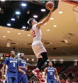  ?? Wilf Thorne ?? UH’s Rob Gray goes for a layup in the first half against Memphis on Thursday night at Hofheinz Pavilion. Gray finished with 21 points.
