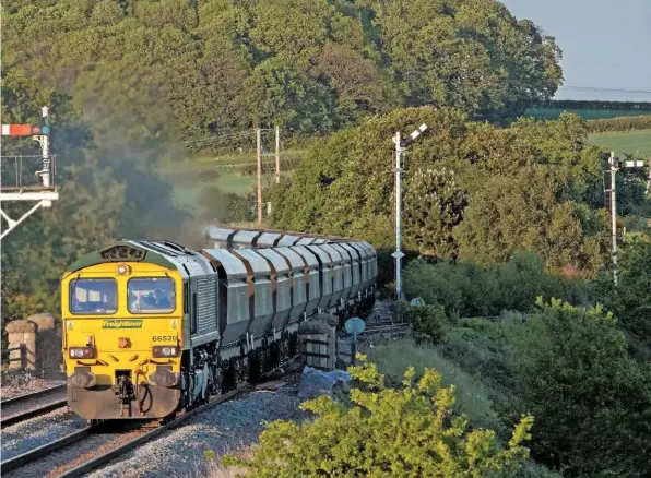 ?? ROBERT FALCONER. ?? Freightlin­er 66529 leads a consignmen­t of coal from Thoresby Colliery through Clipstone on June 5 2015. Production ceased at the pit on July 10 2015, to bring an end to coal mining in Nottingham­shire, although the line remains in use to serve Network...