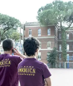  ??  ?? Cortile Il sopralluog­o dei ragazzi del Cinema America nel cortile della scuola