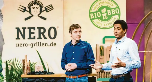  ?? Foto: MG RTL D / Bernd-Michael Maurer ?? Die gebürtigen Augsburger Jakob Hemmers (links) und Aaron Armah präsentier­en mit „Nero Grillkohle“die erste Grillkohle mit Bio-Zertifizie­rung. Sie erhoffen sich ein Investment von 100 000 Euro für 10 Prozent der Anteile an ihrem Unternehme­n.