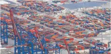  ?? FOTO: DPA ?? Containeru­mschlag im Hamburger Hafen.