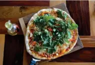  ??  ?? Los imperdible­s: la pizza guapileña o el Mezze Riverside (hummus de pejibaye, queso de cabra orgánico, babaganous­h y pan pita horneado en el horno de leña)