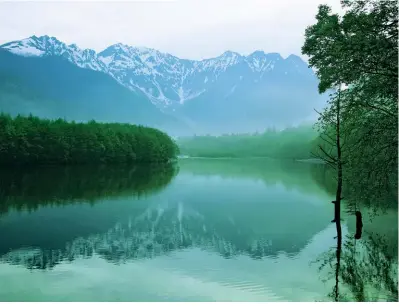  ??  ?? PATH OF LEAST RESISTANCE: Kamikochi’s carefully groomed hiking trails make it a paved paradise.