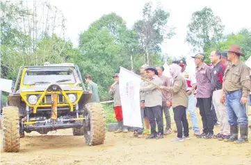  ??  ?? Lynda flagging off the participan­ts in the inaugural Borneo Sipitang 4x4 Adventure Land Challenge 2018.