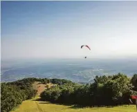  ?? ?? Paraglidin­g, Žumberak a Samoborská hornatina. Foto: Julien Duval