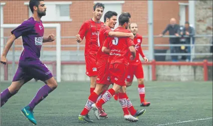  ?? FOTO: MIREYA LÓPEZ ?? Los tres puntos se quedan en Mallona El Santutxu goleó al Santurtzi en el partido jugado ayer a la mañana