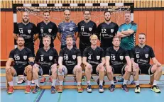  ?? FOTO: HERBERT HÖLTGEN ?? Die Mannschaft des Handball-Landesligi­sten TV Aldenrade. Hinten von links: Oliver Kratky, Marvin Strehl, Tim Bouten, Phillip Brock, Veit Oestermann, Trainer Jörn Janhsen. Vorne von links: Jörg Roskosch, André Metzner, Patrick Schulz, David Fischer,...