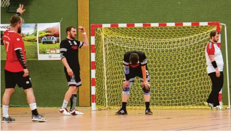  ?? Fotos: Axel Schmidt ?? Am Ende hatte sich der TSV Mindelheim (schwarze Trikots) um Maximilian Moser, Philip Lewe und Torhüter Sascha Winter nicht für eine starke Leistung belohnt: Das Hinspiel der Relegation gewann der TV Memmingen knapp mit 31:30.