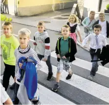  ?? BILD: SN/BERTHOLD SCHMID ?? Schulwegpo­lizist Franz Redhammer sichert den Weg für Dutzende Schulkinde­r in Oberalm.