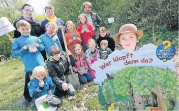  ?? RP-FOTO: ACHIM BLAZY ?? Die Buchhändle­rinnen Nina Beer und Edelgard Kotthaus (hinten, v. l.) brachten die Kinder im Entdeckerc­amp (und Förster Hannes Johannsen) auf viele neue Ideen.