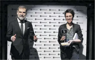  ?? Elisenda Pons ?? Eva Baltasar, ayer junto a Jordi Cuixart, que le entregó el Premi Òmnium por ‘Boulder’.