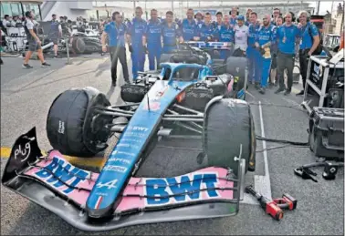  ?? ?? Fernando Alonso posa junto a los miembros del equipo Alpine en la parrilla del GP de Abu Dabi.