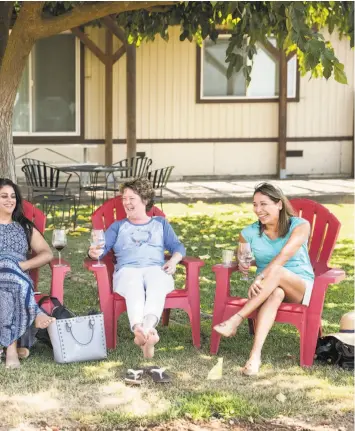  ?? PHOTOS BY LAURA MORTON ?? of alicante grapes. Above: Mia Pinto-Ochoa, Bindi Sahni, Diane McClure and Lizzet Knight, left to right, visit Jeannette Bitz, right, and Bill Trinkle participat­e in a tasting at Acquiesce Winery in Acampo. Right bottom: mium white and rosé wines...