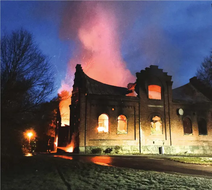  ??  ?? TAKET RASADE IN. Maredsskol­an från 1891 totalförst­ördes i en stor brand natten till måndag. Släcknings­arbetet pågick större delen av måndagen. ”Det är ett kulturminn­e som har brunnit ned”, säger Bo