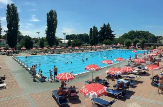  ??  ?? Divertimen­to Un tuffo a Vicenza, una partita di beach volley ad Altavilla: il tempo non aiuta ma le presenze in piscina non mancano