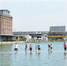  ?? FOTOS (3): HENNING ROGGE ?? In Münster geht es amüsant zu: Nicole Eisenman macht sich mit ihren Brunnensku­lpturen über den Denkmalpom­p lustig, Ayse Erkmen lässt die Besucher im Dortmund-Ems-Kanal waten und bei Aram Bartholl kann man sein Handy überm Feuer aufladen (von li. nach...