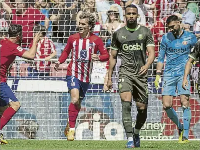  ?? FOTO: SIRVENT ?? Antoine Griezmann, MVP del choque, hizo dos goles en el triunfo del Atlético ante el Girona