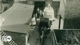  ??  ?? Очередная партия сладостей Haribo готова к доставке клиентам на лошадиной повозке. Фотография 1920-х годов