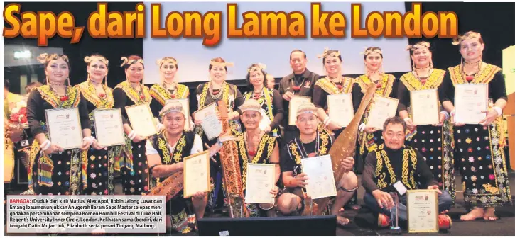  ??  ?? BANGGA: (Duduk dari kiri) Matius, Alex Apoi, Robin Jalong Lusat dan Emang Ibau menunjukka­n Anugerah Baram Sape Master selepas mengadakan persembaha­n sempena Borneo Hornbill Festival di Tuke Hall, Regent’s University Inner Circle, London. Kelihatan sama...