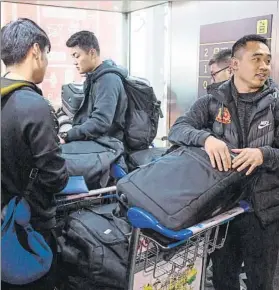  ?? FOTO: EFE ?? Los jugadores del Wuhan Zall, a su llegada al aeropuerto Pablo Ruiz Picasso de Málaga