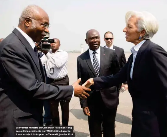  ??  ?? Le Premier ministre du Cameroun Philémon Yang accueille la présidente du FMI Christine Lagarde, à son arrivée à l'aéroport de Yaoundé, janvier 2016.