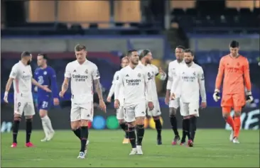  ??  ?? Los jugadores del Real Madrid, marchándos­e al vestuario tras acabar la primera parte (1-0).