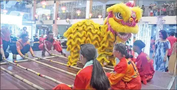  ?? ?? Lion dancers performing the Magunatip dance at Tanjung Seafood restaurant at Tanjung Aru Plaza.