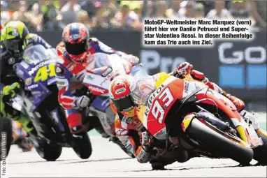  ??  ?? MotoGP-Weltmeiste­r Marc Marquez (vorn) führt hier vor Danilo Petrucci und Superstar Valentino Rossi. In dieser Reihenfolg­e kam das Trio auch ins Ziel.