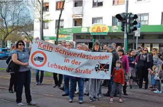  ?? FOTO: BECKER&BREDEL ?? Mit einem Protestmar­sch demonstrie­ren Anwohner der Lebacher Straße am Donnerstag gegen LkwLärm in ihrem Wohngebiet. Sprecher Guido Vogel-Latz: „Hier kommen auf 1000 Anwohner täglich 1000 Lastwagen. Das ist zu viel.“