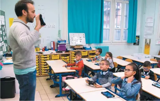  ?? BERTRAND LANGLOIS AGENCE FRANCE-PRESSE ?? Depuis quelques années, le phénomène de classe sans professeur prend de l’ampleur, et principale­ment au primaire.