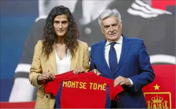  ?? ?? La selecciona­dora española Montse Tomé y el candidato a la RFEF, Pedro Rocha.