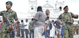  ?? XINHUA ?? Soldados vigilan una iglesia, donde ocurrió una de las explosione­s.