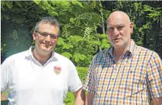  ?? FOTO: SARAH SCHLEIBLIN­GER ?? Freuen sich auf das Gastspiel des VfB Stuttgart im Biberacher Stadion: (von links) der „Highlander“-Vorsitzend­e Edgar Quade und Ringschnai­ts Ortsvorste­her Walter Boscher.