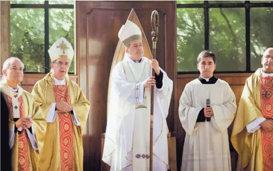  ?? AP/ARCHIVO ?? El obispo Juan Barros (centro) durante su ordenación episcopal como jefe de la diócesis de Osorno, el 21 de marzo del 2015.