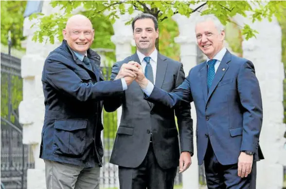  ?? Foto: Álex Larretxi ?? Pradales recibió la adhesión de Ibarretxe y Urkullu bajo las ramas del retoño del árbol de Gernika que hay en el Parlamento Vasco.