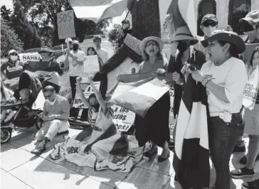  ?? FOTO: EFE ?? > Activistas de la Coalición por la Libertad de Nicaragua realizan un plantón ante OEA.