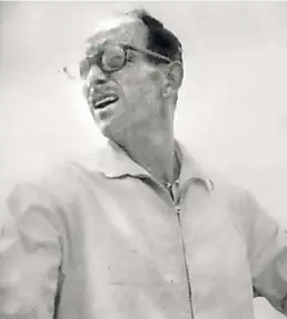  ?? BILD: SCHIN BET/DPA ?? Das vom israelisch­en Inlandsgeh­eimdienst Schin Bet aktuell zur Verfügung gestellte Bild zeigt eine Seite aus der Fahndungsa­kte, in der Adolf Eichmann erstmals mit einem heimlich aufgenomme­nen Foto dokumentie­rt worden war.