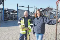  ?? FOTO: STUMM ?? Der Betrieb auf dem Wertstoffh­of läuft nach dem Brand für Geschäftsf­ührerin Claudia Heydt und Mitarbeite­r Thomas Kaplan weiter.