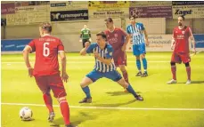  ?? SZ-FOTO: MAS ?? Beim Oxx-Cup standen sich Erbach (rot) und Olympia Laupheim II im Spiel um Platz drei gegenüber. Ein Jahr zuvor hatten beide Teams noch das Finale bestritten.