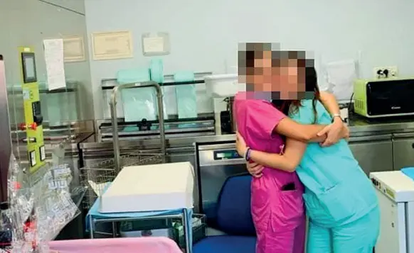  ??  ?? Sui social Una delle fotografie della festa organizzat­a all’ospedale Giovanni XXIII da medici e infermieri Le foto sono finite sui social