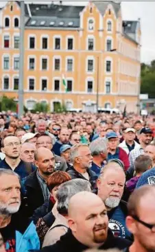  ?? APA ?? Während des Besuchs der sächsische­n Landesregi­erung demonstrie­rten erneut Hunderte Menschen, die einem Aufruf der rechtsextr­emen Organisati­on Pro Chemnitz folgten