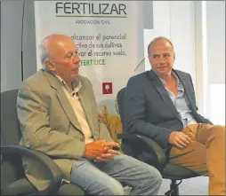  ??  ?? ENCUENTRO. Luis Ventimigli­a (INTA) y Jorge Bassi (As. Fertilizar).