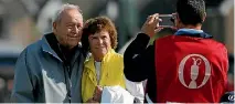  ??  ?? Arnold Palmer with his wife Kathleen Gawthrop at St Andrews, Scotland, in 2015.