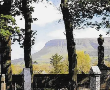  ?? Fotos: Autor ?? Der Kirchhof von Drumcliff, dahinter der Tafelberg Benbulben